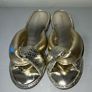 Like new, Aerosoles Jordan Gold Slides size 9